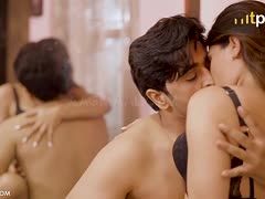 Die Göre vögelt mit einem Inder